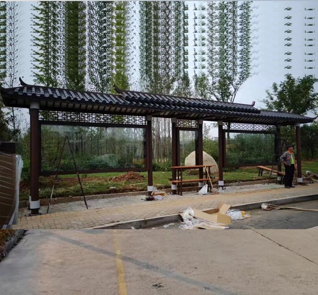 直线式复古候车亭安装实例配图二